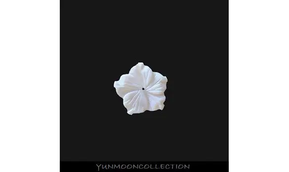 Pendentif fleur en nacre naturelle blanc