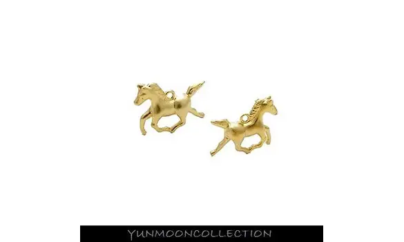 Breloque un cheval en plaqué Or mat