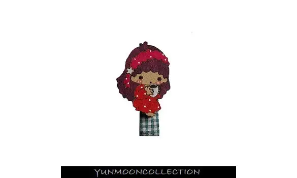 Barrette fillette avec une tasse