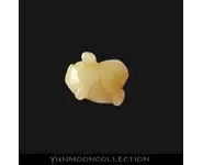 Pendentif cochon sculpté en jade jaune