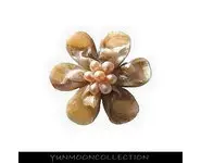 Broche ou pendentif fleur nacre sable