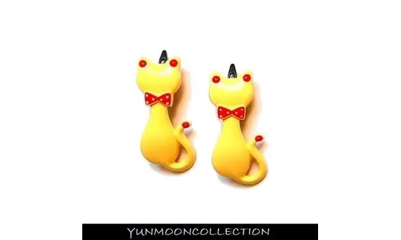 Une pair de barrettes chats en jaune
