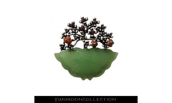 Broche aventurine gravée de papillon