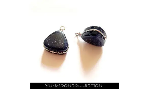 Pierre sable bleu en forme de triangle